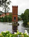 Der Wasserturm voon mmeberg gehrt nicht zu Industriebahn. Er steht auf einer Insel im Fluss.